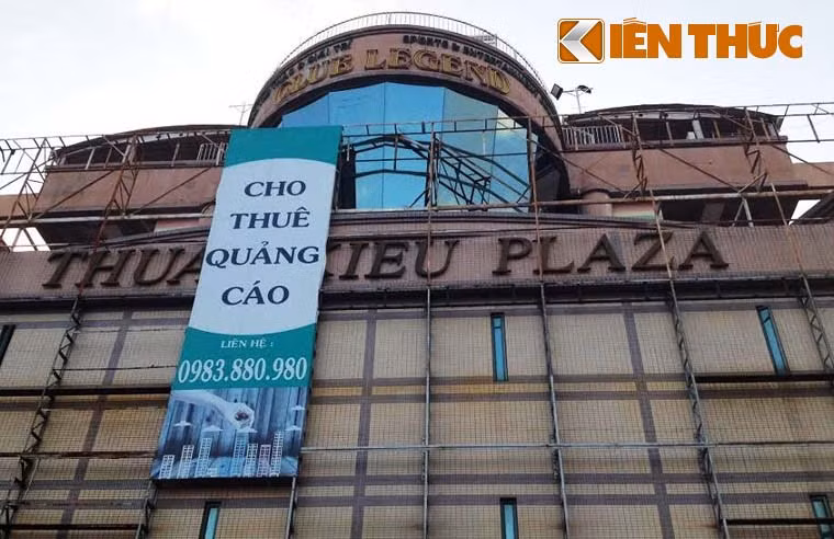 Phần mặt tiền của toà nhà khá đẹp song lại bị lãng phí một các đáng tiếc và chỉ để trưng dụng làm một bãi giữ xe. 