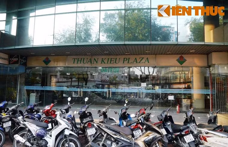 Vậy nhưng, xuyết suốt thời gian tồn tại của mình, tòa cao ốc nổi danh một thời của đất thành phố luôn bị thêu dệt cho hàng tá những câu chuyện ma quái. Người thì nói do 3 toà nhà có hình dáng giống 3 cây nhang nên nơi này bị các vong hồn quấy nhiễu, kẻ thì bảo do có người yểm bùa xuống nền nhà...