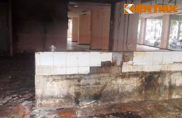 Sàn nhà loang lổ bị bám đầy bụi bẩn, trần thạch cao chỗ mất chỗ sắp rớt trông rất vô cùng tồi tàn...