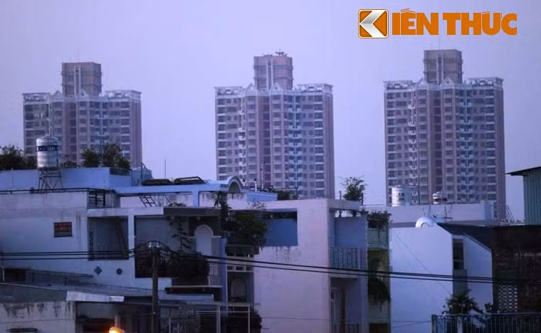 Công trình gồm 3 tháp, mỗi tháp có 33 tầng, trong đó có khu trung tâm thương mại, 648 căn hộ và các công trình hồ bơi, khu giải trí, nhà xe trên khu đất rộng 10.000 m2 