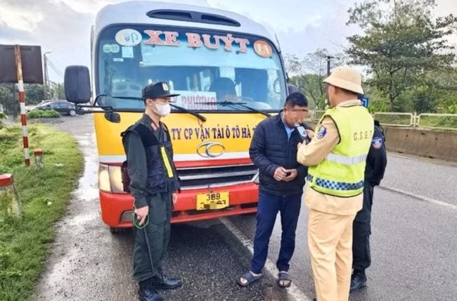 Ha Tinh: Tam giu tai xe xe buyt vi pham nong do con