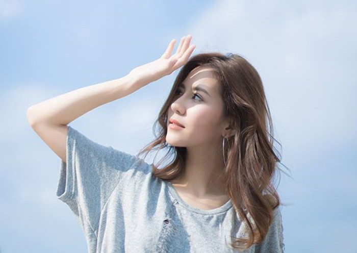 Hãy thoa kem chống nắng khoảng 30 - 45 phút trước khi ra nắng, nhất là những vùng tiếp xúc trực tiếp với ánh nắng. Kem chống nắng chỉ có tác dụng 2-3 tiếng, sau đó cần rửa mặt và thoa lại kem. Đặc biệt, cần bôi lại kem chống nắng sau 30-60 phút khi hoạt động mạnh, ra nhiều mồ hôi hoặc ở dưới nước.