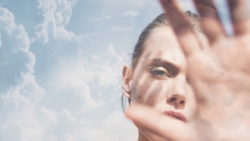 Cách tốt nhất để bảo vệ da là nên có thói quen sử dụng kem chống nắng, để hạn chế tối đa tác hại của các tia UV. Các sản phẩm chống nắng có chỉ số SPF từ 30- 50 là phù hợp. Tốt nhất bạn nên chọn loại phổ rộng (Broad Spectrum) để bảo vệ làn da khỏi tia UV đồng thời ở cả 2 loại A và B.