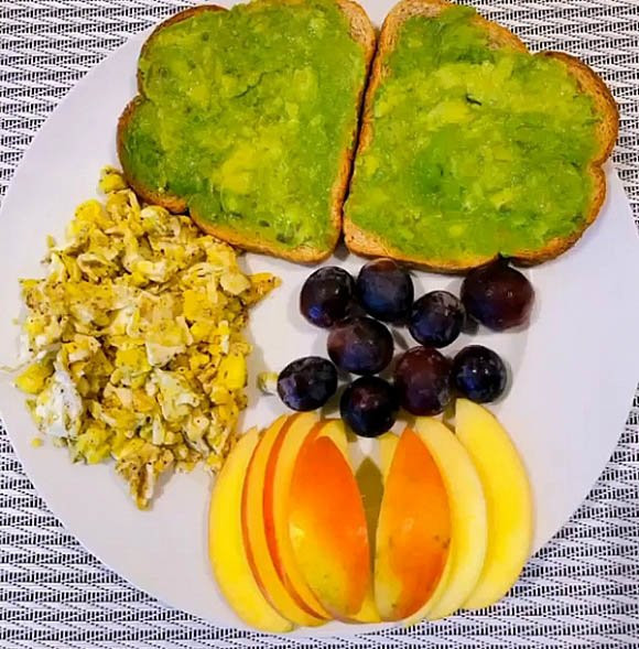 Bi quyet de co vong eo con kien nhu Pham Huong, Ngoc Trinh-Hinh-5