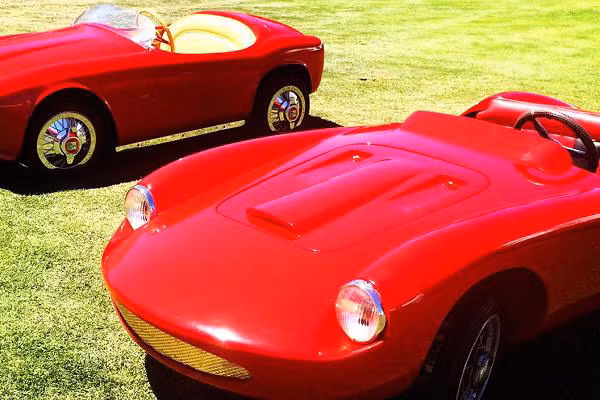 Mốn đồ chơi siêu xe đầu tiên có thể kể đến là mô hình siêu xe Ferrari cổ. Hiện giá bán của chiếc siêu xe Ferrari cổ dạng mô hình tỷ lệ y như bản thật có giá bán lên tới 24.000 USD. Mô hình này mô phỏng hình dáng mẫu Testarossa và sơn màu đỏ ấn tượng. Loại xe này chạy bằng pin và có vận tốc tối đa 7 dặm/giờ.