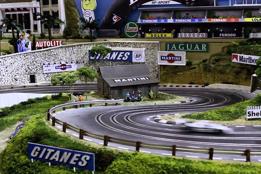 Tiếp đến là những đường đua mini mô phỏng các đường đua xe nổi tiếng thế giới ở Indianapolis, Le Mans, hay Monaco.