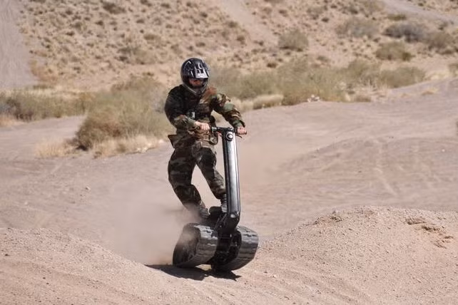 Xe siêu dị DTV Shredder. Đây là một mẫu xe có thiết kế khá độc đáo với sự kết hợp giữa ván trượt, mô tô và bánh xe tăng. Chiếc xe có giá từ 5.000 USD, thậm chí có thể lên tới 120.000 USD.