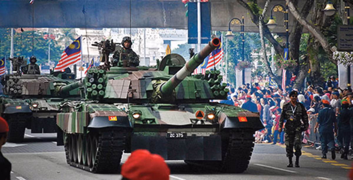 Mẫu tăng mạnh nhất trong Lục quân Malaysia là xe tăng PT-91M do Ba Lan chế tạo trên cơ sở nâng cấp toàn diện dòng tăng T-72 của Nga. Nó có trọng lượng 45,3 tấn; chiều dài 6,86 m; rộng 3,59 m; cao 2,19 m.Tốc độ tối đa 70 km/h, tầm hoạt động 480 km. Xe leo được dốc 60%; đi trên mái taluy có độ nghiêng tới 50%; vượt vật cản cao 0,85m; lội nước sâu 1,4m. Vũ khí chính của PT-91 là pháo nòng trơn 125mm, súng máy đồng trục PKT 7,62mm và súng 12,7mm