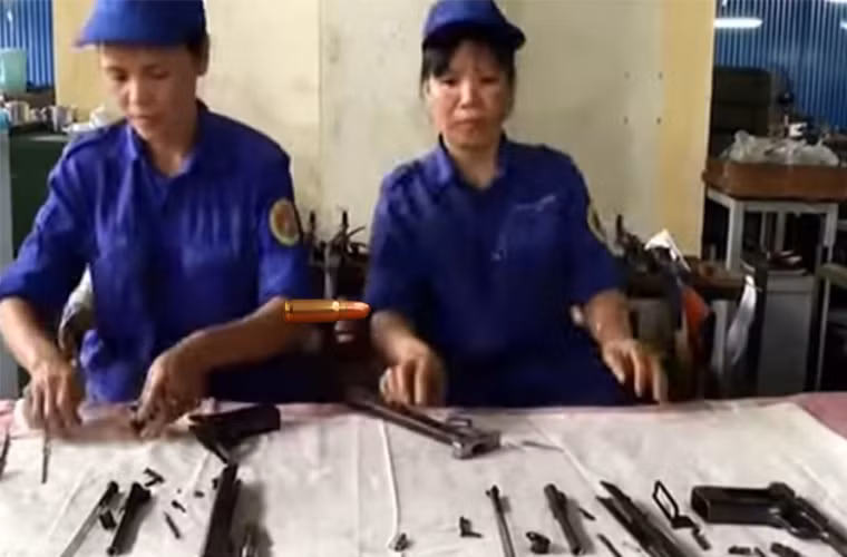 Súng được sử dụng loại thép tôi luyện đặc biệt cho giới hạn thay nòng tốt hơn hẳn so với K54. Súng vẫn giữ được những đặc điểm lợi thế của dòng K54 như dễ tháo lắp, bảo trì và sửa chữa. Nhược điểm của dòng K54 là tay cầm không có độ ôm tay đã được cải tiến hoàn toàn trên K14 giúp xạ thủ có lợi thế khi bắn.