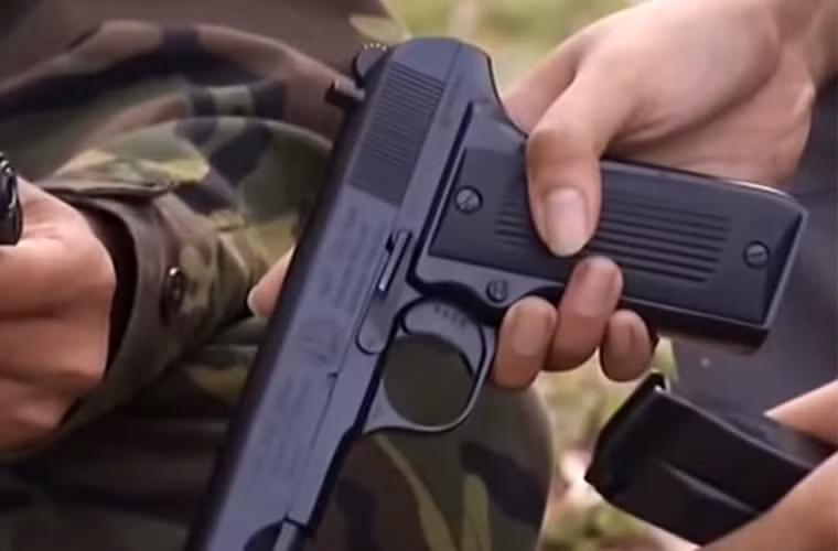 Ngoài kích cỡ nòng được kéo dài, súng cũng được thiết kế buồng đạn với thông số đảm bảo tính chính xác hơn, tay cầm được thiết kế lớn hơn để chứa hộp đạn kép hai hàng. Súng có thể mang tới 13 viên đạn, hơn hẳn 5 viên so với K54.