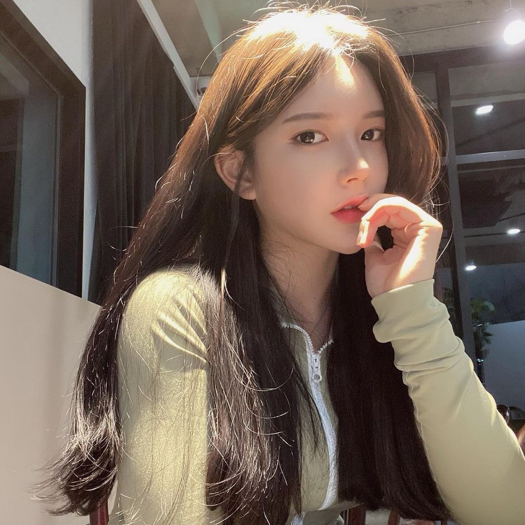 Khác với phong cách gợi cảm trong những bộ hình nghệ thuật, thường ngày Shine Hee lựa chọn những trang phục đơn giản, thanh lịch.