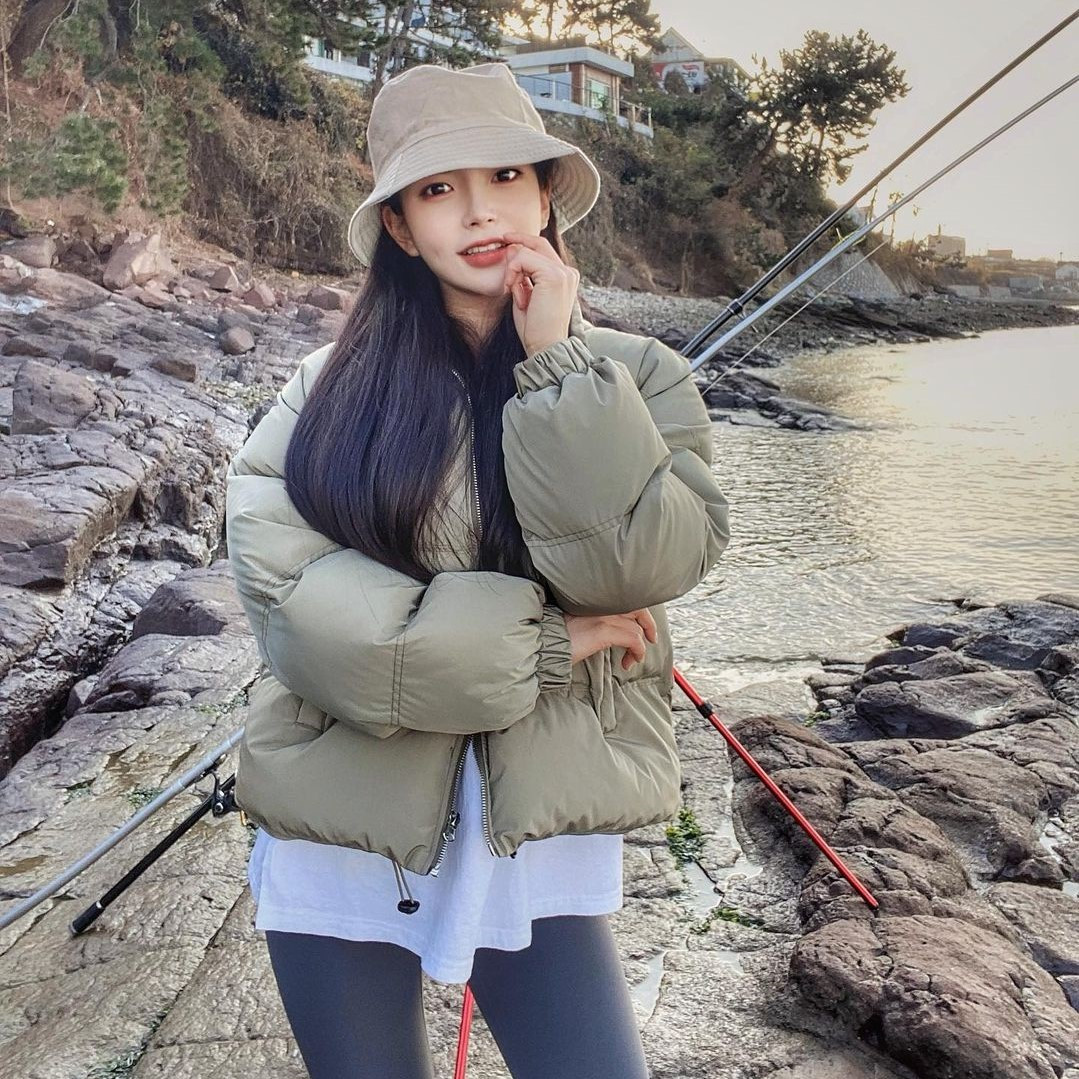 Với đặc thù công việc, phần lớn thời gian của Shine Hee ở phòng tập thể hình. Cô có lịch trình bận rộn khi vừa huấn luyện, vừa làm mẫu. Thời gian rảnh, cô nàng thường du lịch hoặc gặp gỡ bạn bè. Đã có bạn trai song Shine Hee luôn giấu mặt nửa kia trong những ảnh chụp chung. Cô thường đăng hình những món quà được tặng và dành lời ngọt ngào đến người yêu. 