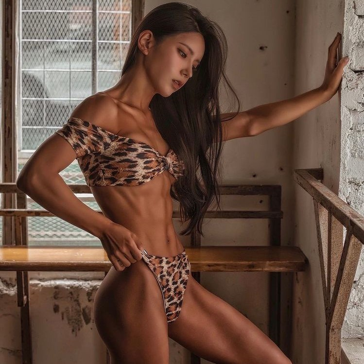 Sau khi tốt nghiệp đại học, Shine Hee trở thành HLV cá nhân tại một trung tâm thể hình. Có ngoại hình đẹp cùng kinh nghiệm tập luyện nhiều năm, cô thu hút lượng lớn học viên đăng ký. Bên cạnh huấn luyện, cô nàng còn là người mẫu áo tắm và mẫu thể hình cho các nhãn hàng.