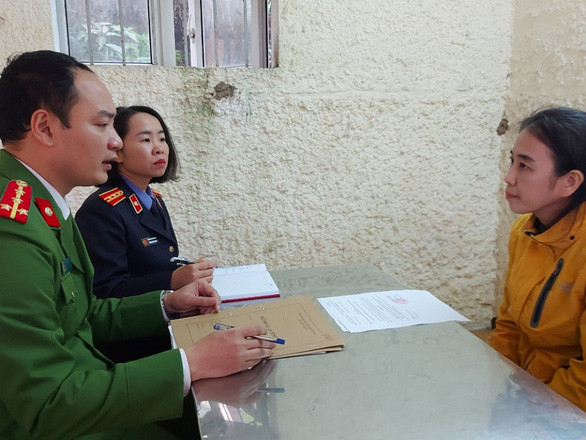 Cũng ngay đầu năm 2021, Công an tỉnh Hà Tĩnh đã khởi tố Mai Thị Hoa (Giám đốc Công ty Cổ phần đầu tư trang thiết bị y tế Hà Tĩnh) cùng 8 bị can khác có liên quan đến vụ nâng khống giá thiết bị y tế ở Hà Tĩnh. Trong đó, có 4 giám đốc bệnh viện đã nghỉ hưu và 1 giám đốc bệnh viện đang đương chức của 5 bệnh viện ở địa phương. Số còn lại bị khởi tố là kế toán, cán bộ tại 5 bệnh viện. Trong số 8 người bị khởi tố có 3 người bị bắt tạm giam, số còn lại bị cấm đi khỏi nơi cư trú.