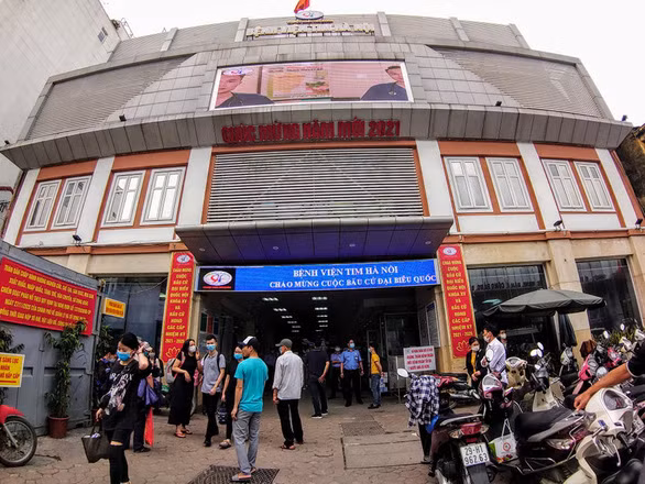 Gần đây nhất, ngày 12/4/2021, Cơ quan điều tra Bộ Công an xác nhận đang làm việc liên tục với Bệnh viện Tim Hà Nội để xác minh vụ việc liên quan các gói thầu mua sắm thiết bị y tế, đề án xã hội hóa tại các bệnh viện công lập. Được biết, năm 2012, ông Nguyễn Quang Tuấn được bổ nhiệm làm Giám đốc Bệnh viện Tim Hà Nội. Đến ngày 18/3/2020, ông Tuấn được bổ nhiệm giữ chức Giám đốc Bệnh viện Bạch Mai.