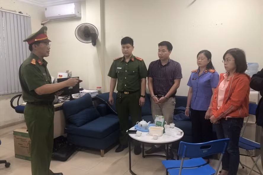 Ngày 5/4/2021, Công an tỉnh Sơn La đã khởi tố bị can, thi hành lệnh bắt bị can để tạm giam đối với 2 đối tượng về hành vi “Vi phạm quy định về đấu thầu gây hậu quả nghiêm trọng”. Hai đối tượng bao gồm Tạ Ngọc Chức (Tổng Giám đốc Công ty Cổ phần thẩm định, Đầu tư Toàn Cầu) và Hoàng Vũ Quyển (nguyên là nhân viên Công ty TNHH Thiết bị và Công nghệ Y tế Việt Nam). 