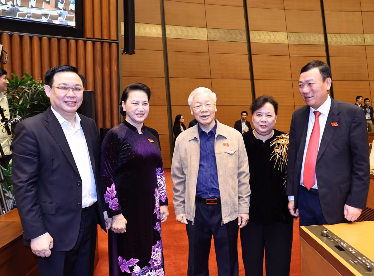 Ông Nguyễn Phú Trọng sinh năm 1944, quê ở huyện Đông Anh, thành phố Hà Nội. Ông giữ chức Tổng bí thư trong 3 khóa (XI, XII, XIII); là Ủy viên Bộ Chính trị 6 khóa (từ khóa VIII đến khóa XIII); Ủy viên Trung ương 7 khóa (từ khóa VII đến khóa XIII) và là đại biểu Quốc hội 4 khóa (từ khóa XI đến khóa XIV). 