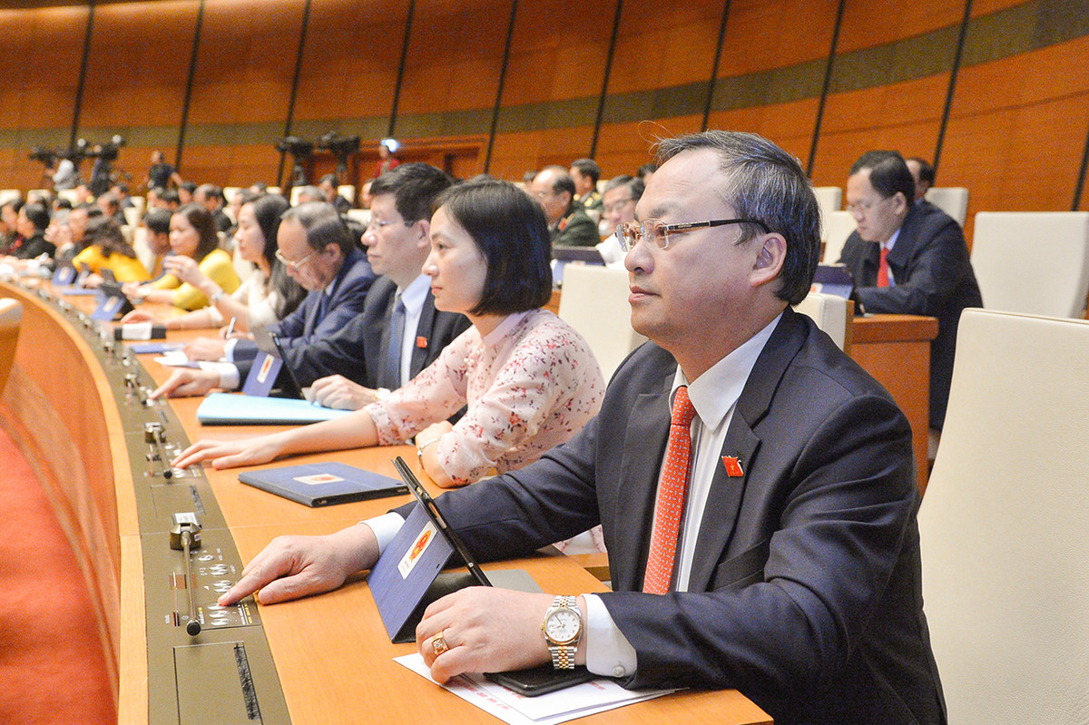 Đại biểu Quốc hội bấm nút tán thành miễn nhiệm Chủ tịch nước Nguyễn Phú Trọng.