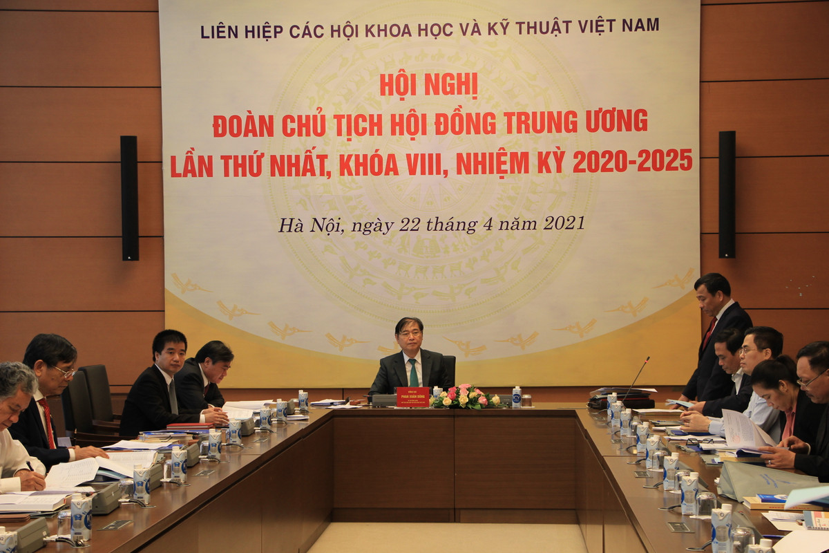 Doan Chu tich VUSTA khoa VIII hop lan thu 1