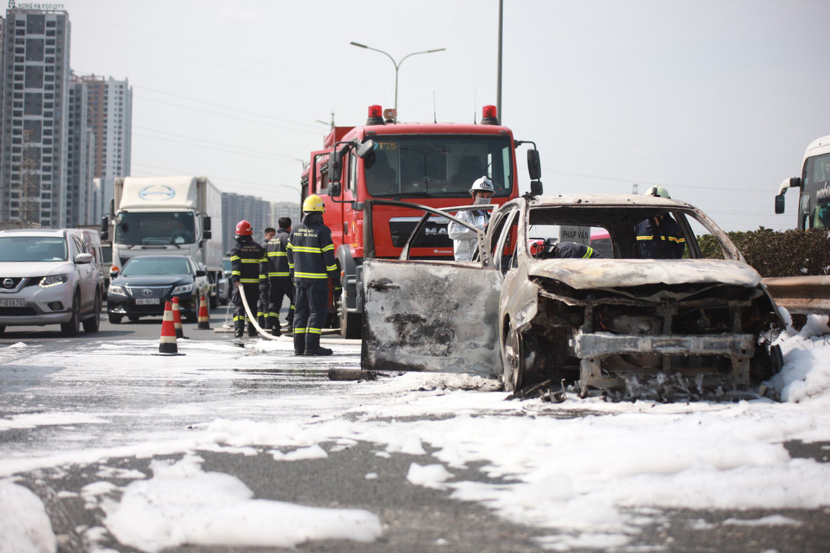 Ngay sau khi nhận tin báo cháy, CSGT và PCCC tiếp cận hiện trường để xử lý vụ việc.