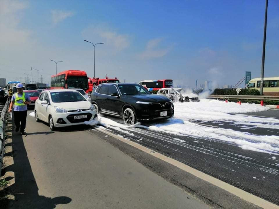 Sau vụ hỏa hoạn, giao thông qua khu vực bắt đầu ùn tắc 4 km. Lượng xe đổ về đông nên đoạn đường trên ùn ứ kéo dài.