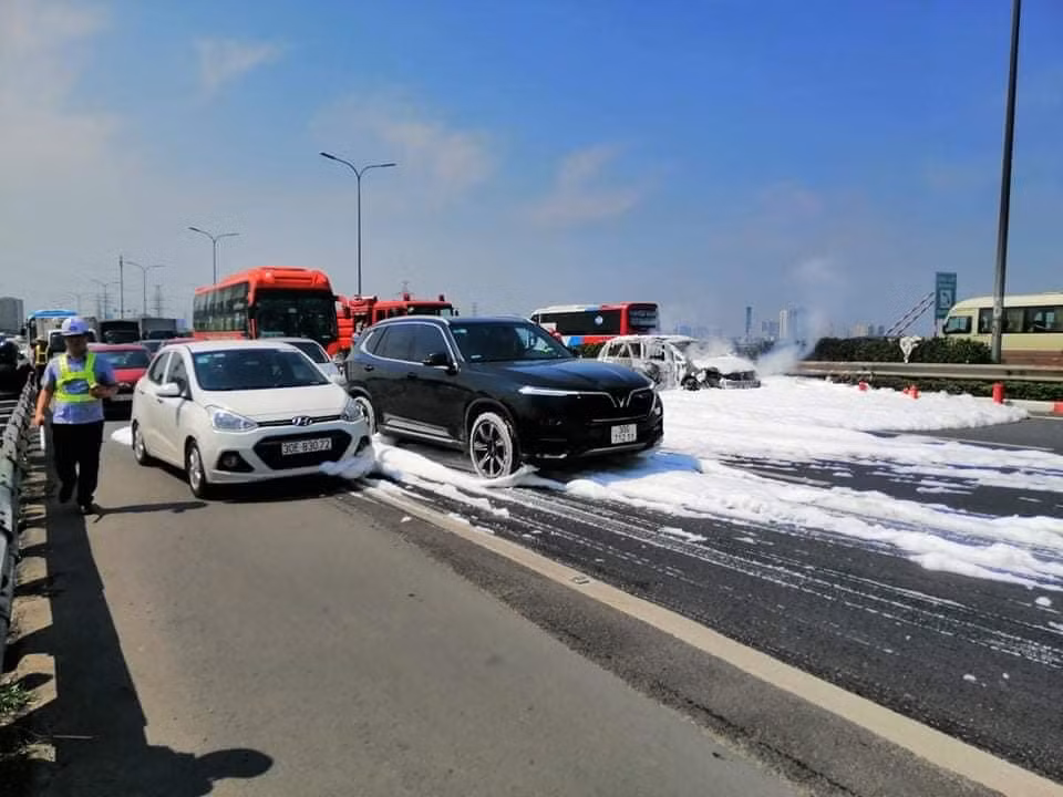 Sau vụ hỏa hoạn, giao thông qua khu vực bắt đầu ùn tắc 4 km. Lượng xe đổ về đông nên đoạn đường trên ùn ứ kéo dài.