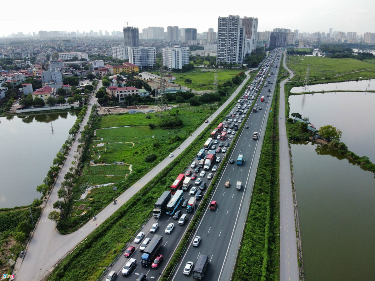 Hàng trăm phương tiện chờ di chuyển qua điểm xảy ra vụ cháy. Ảnh: Zing.