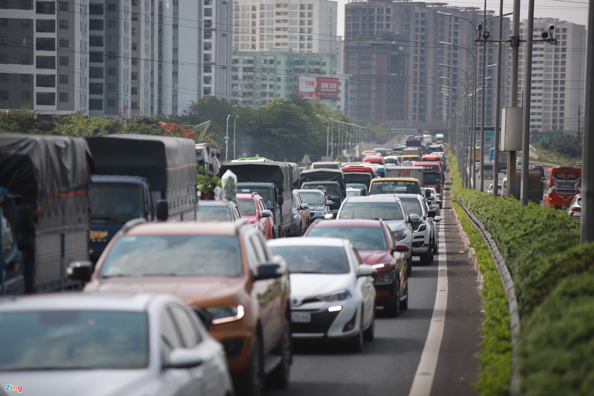Do lượng phương tiện trước ngày nghỉ lễ gia tăng, đến 15h, cao tốc Pháp Vân - Cầu Giẽ ùn tắc gần 4 km, kéo dài từ Vành đai 3. Ảnh: Zing.