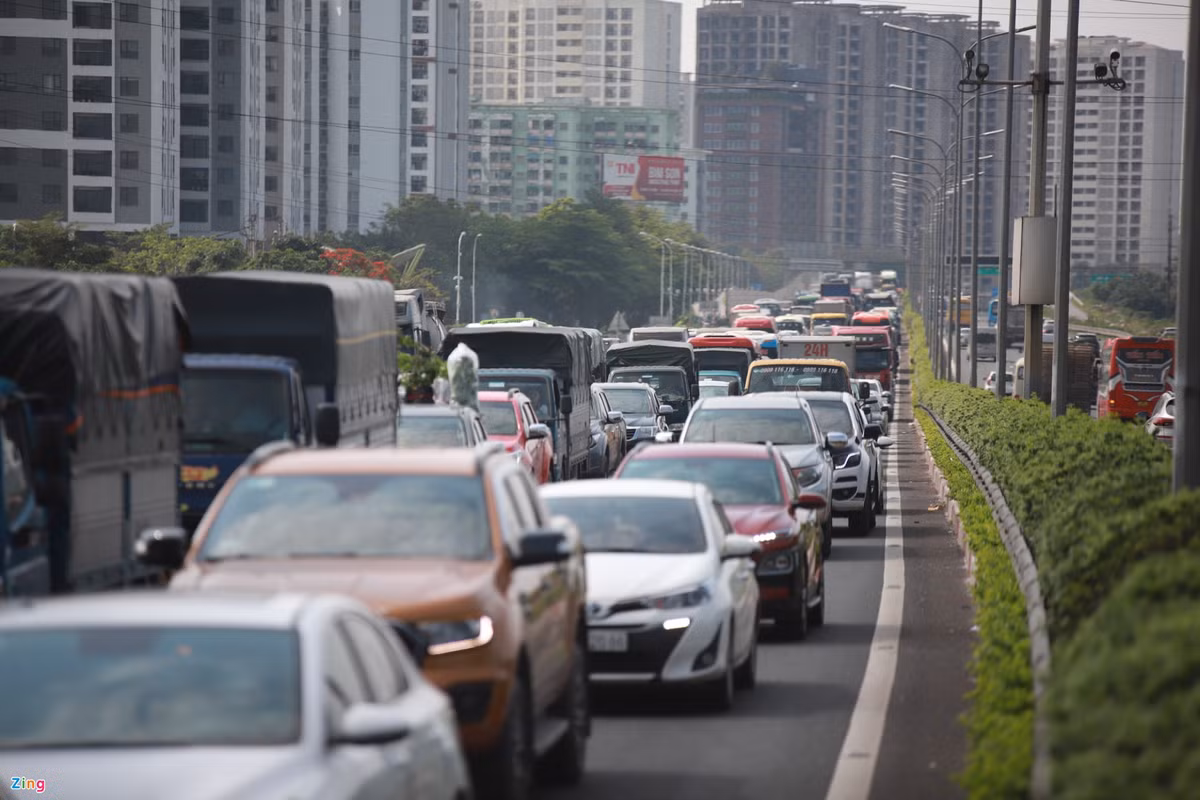 Do lượng phương tiện trước ngày nghỉ lễ gia tăng, đến 15h, cao tốc Pháp Vân - Cầu Giẽ ùn tắc gần 4 km, kéo dài từ Vành đai 3. Ảnh: Zing.