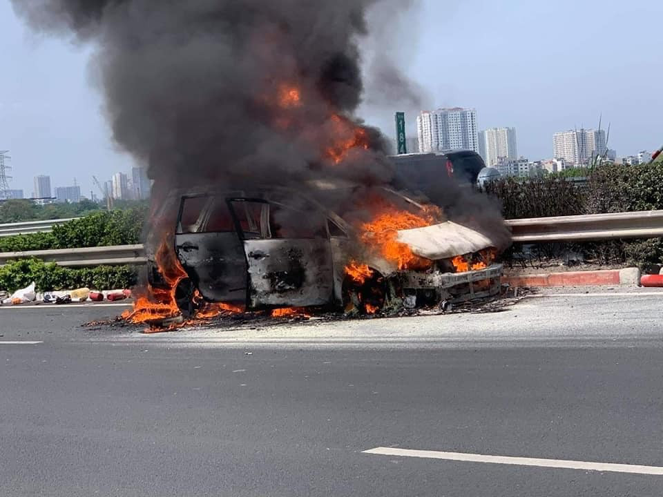 Trưa 29/4, ô tô 7 chỗ bốc cháy trên đường cao tốc Pháp Vân - Cầu Giẽ hướng Hà Nội - Ninh Bình. 