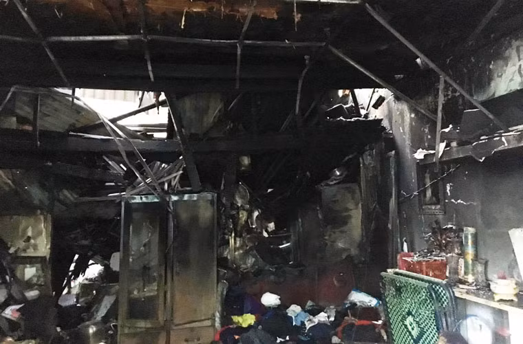 Khi Cảnh sát chữa cháy tiếp cận bên trong thì phát hiện thi thể vợ và 2 con gái của ông Mười.