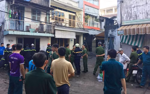 Nhà chức trách đang phong tỏa, điều tra hiện trường vụ cháy kinh hoàng làm 3 người chết trên địa bàn quận 11, TP.HCM.