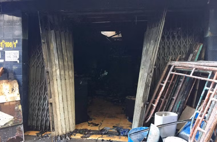 Nhiều người đã cố phá cửa sắt dưới tầng trệt để cứu các nạn nhân trong biển lửa nhưng bất thành.