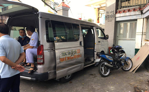 Trung tâm cấp cứu 115 đang chờ đưa thi thể các nạn nhân ra ngoài.