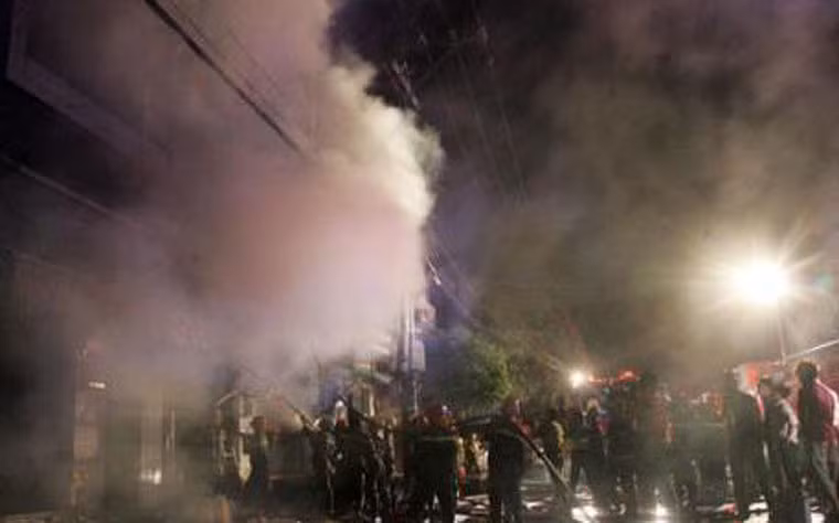 Nhận tin báo, hàng chục chiến sĩ Cảnh sát PCCC quận 11 (Cảnh sát PCCC TP.HCM) cùng nhiều xe chuyên dụng đã nhanh chóng đến hiện trường để dập lửa. Ông Mười cùng người thân nhiều lần lao vao biển lửa để cứu vợ con nhưng đã được ngăn chặn lại vì nguy hiểm đến tính mạng.