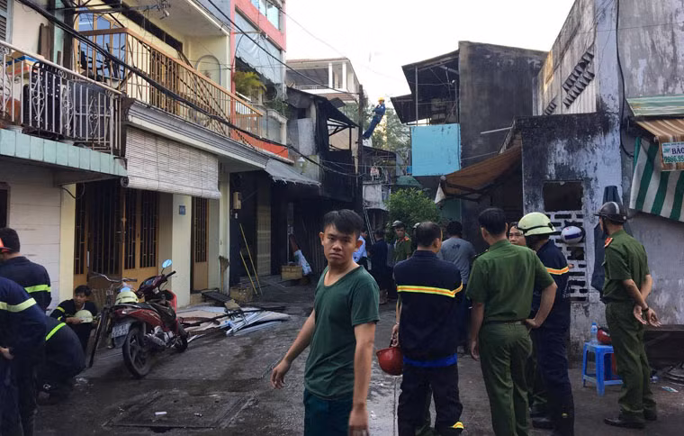 Cơ quan điều tra Công an quận 11 đang phối hợp với Phòng Pháp chế điều tra cháy nổ (Cảnh sát PCCC TP.HCM) tiến hành khám nghiệm hiện trường, điều tra làm rõ nguyên nhân vụ cháy gây thiệt hại nghiêm trọng về người và tài sản.