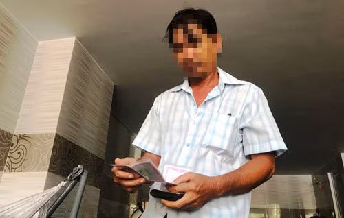 Anh T., một trong những người gửi tiết kiệm hàng tỷ đồng ở QTD Thanh Bình đang vô cùng lo lắng khi chưa rút được tiền, thậm chí đến kỳ lãi vẫn không thể nhận được.