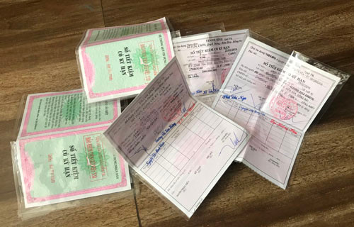 Nhiều người dân với tổng số tiền gửi tiết kiệm hàng chục tỷ đồng tại QTD Thanh Bình giờ chỉ biết cầm sổ bằng giấy trên tay mà không biết đến khi nào mới nhận lại được tiền mặt của mình.