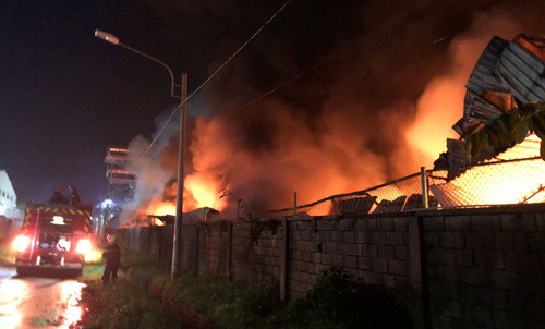 Hàng trăm chiến sĩ Cảnh sát PCCC tham gia việc chữa cháy.