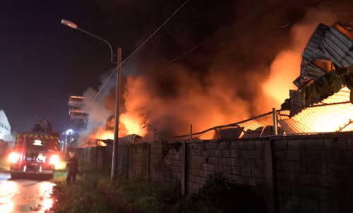 Hàng trăm chiến sĩ Cảnh sát PCCC tham gia việc chữa cháy.