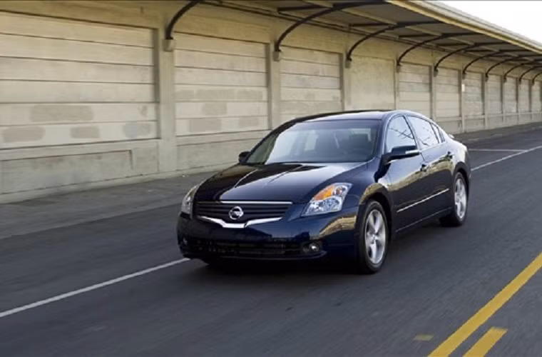 Nissan Altima: Nissan Altima ra đời năm 2003 - 2010 bị chê vì nhiều vấn đề: Một vài trường hợp xe dính lỗi check engine và lọc xăng khiến xe bị chết máy ngoài, ắc quy kém, điều hòa nhanh hỏng và phanh dễ trục trặc.