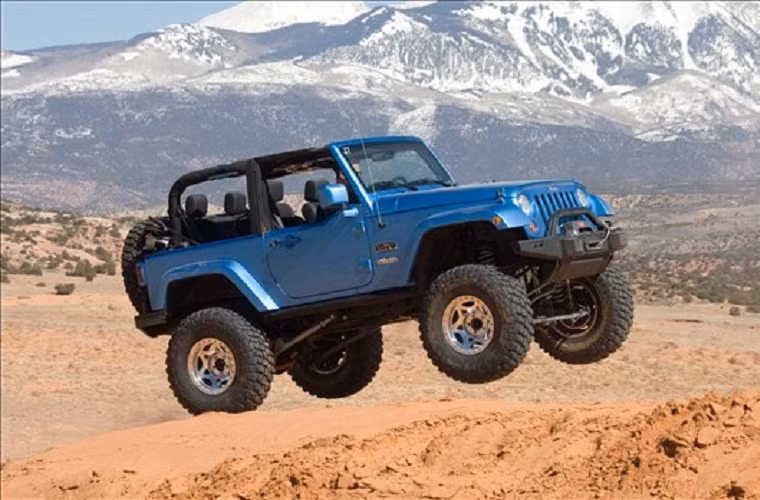 Jeep Wrangler: Khách hàng không hài lòng và hay than phiền về hệ thống treo, hệ thống lái, hộp số… là nguyên nhân Jeep Wrangler phiên bản 2007 - 2012 rơi vào danh sách đen.