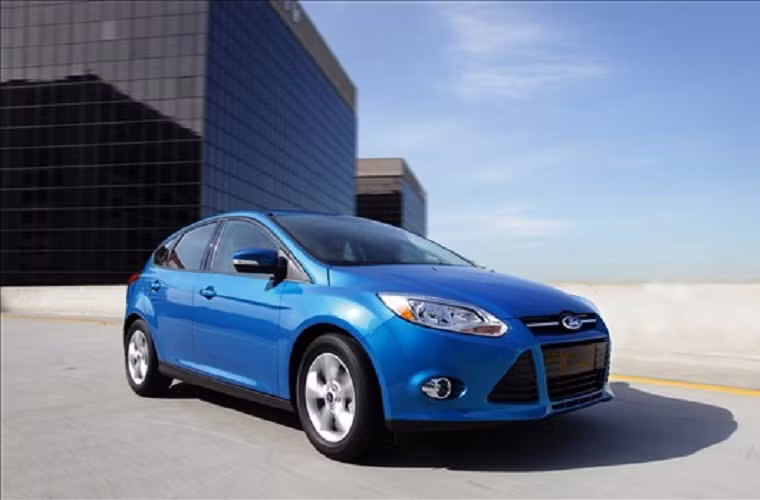 Ford Focus: Nếu như bản năm 2012 bị than phiền về chất lương radio và khó sang số thì bản 2003-2006 và bản 2012 có vấn đề về độ ồn, lỗi điều hòa, rò rỉ dầu, chỗ gá động cơ dễ vỡ, lỗi về máy phát điện, đề và ắc quy.