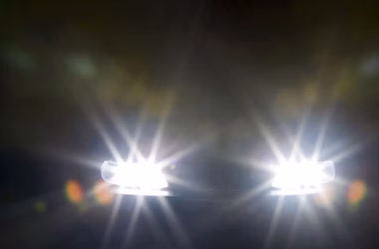 3. Không nhìn vào những khu vực quá sáng: Nhìn thẳng vào đèn xe ngược chiều có thể ảnh hưởng đến tầm nhìn vào ban đêm. Hãy cố quan sát lề phải để giữ đúng làn đường khi chờ chiếc xe chiều ngược lại chạy qua. 