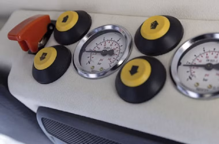 Có thể điều chỉnh áp suất trong lốp xe từ bảng điều khiển để khai thác sức mạnh của các lốp