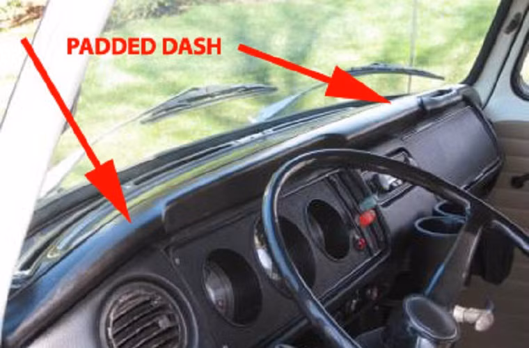 Độn cao ở Táp lô (1960): Một sự đổi mới từ Volvo được giới thiệu trong nỗ lực không nhỏ để giảm sự tổn thương cho mặt và ngực trong tai nạn.