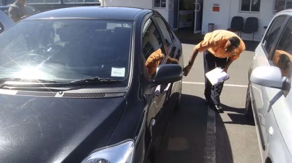 Kiểm tra xe là một khâu quan trọng để tránh các phiền toái trong quá trình sử dụng và những khoản đền bù có thể phát sinh sau khi trả xe.