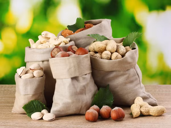 Quả hạch: Các loại quả hạch như hạnh nhân, đậu phộng, hạt điều, quả óc chó… là nguồn cung cấp dồi dào protein thực vật giúp bạn cảm thấy khỏe khắn và tràn ngập năng lượng. Ngoài ra, các loại quả hạch này cũng rất giàu axit béo omega-3 tốt cho sức khỏe. 