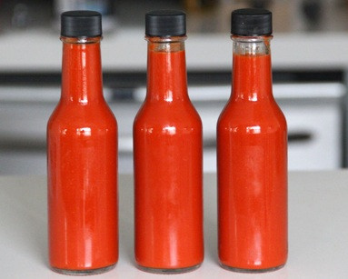 Tuy nhiên, nhiều cuộc điều tra thị trường ở Việt Nam cho thấy màu đỏ tươi của hóa chất nhuộm vải Rhodamin B vẫn được “nhuộm” cho một số thực phẩm như hạt dưa, tương ớt… 