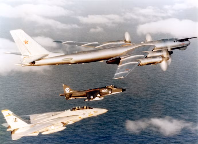 Tu-95 được đưa vào biên chế Không quân Liên Xô trong tháng 4-1956. Trước khi tên lửa đạn đạo liên lục địa ra đời, loại máy bay này là phương tiện răn đe hạt nhân duy nhất có khả năng bay vượt đại dương để tấn công Mỹ.